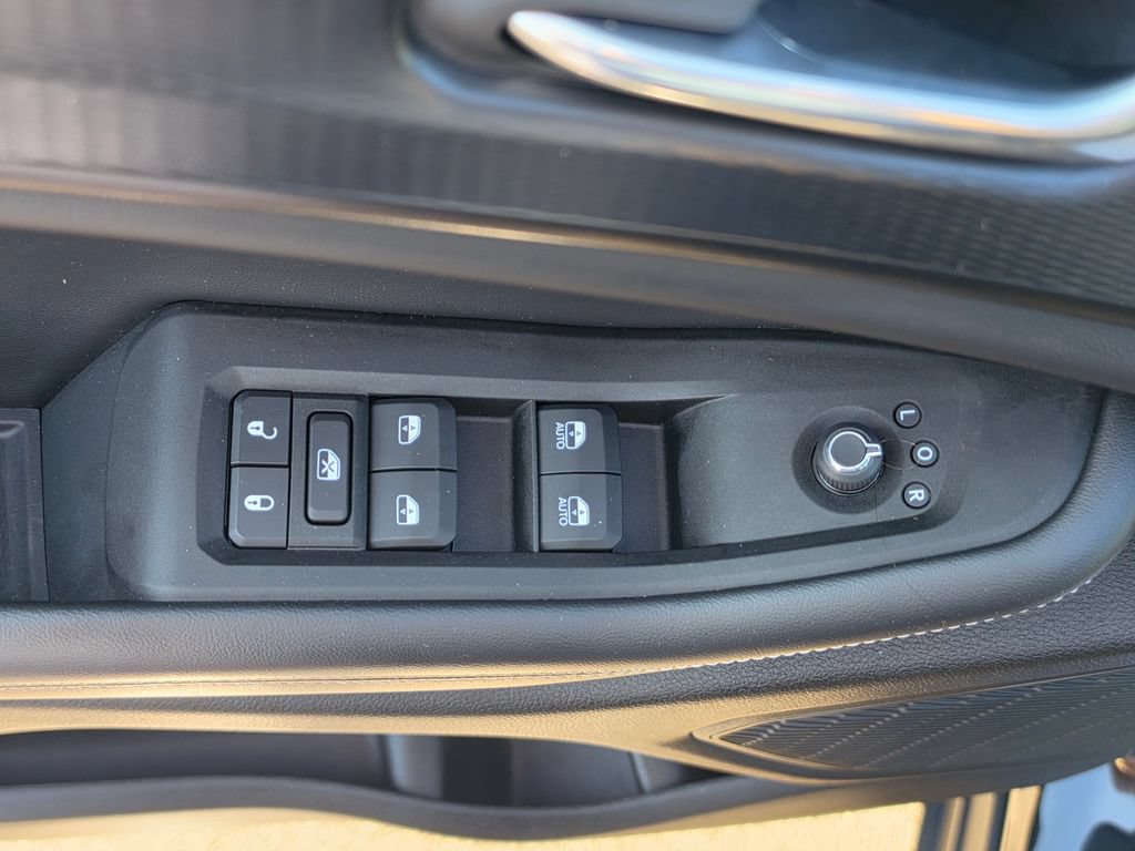 Used 2025 Jeep Grand Cherokee Altitude AWD/4WD image 12