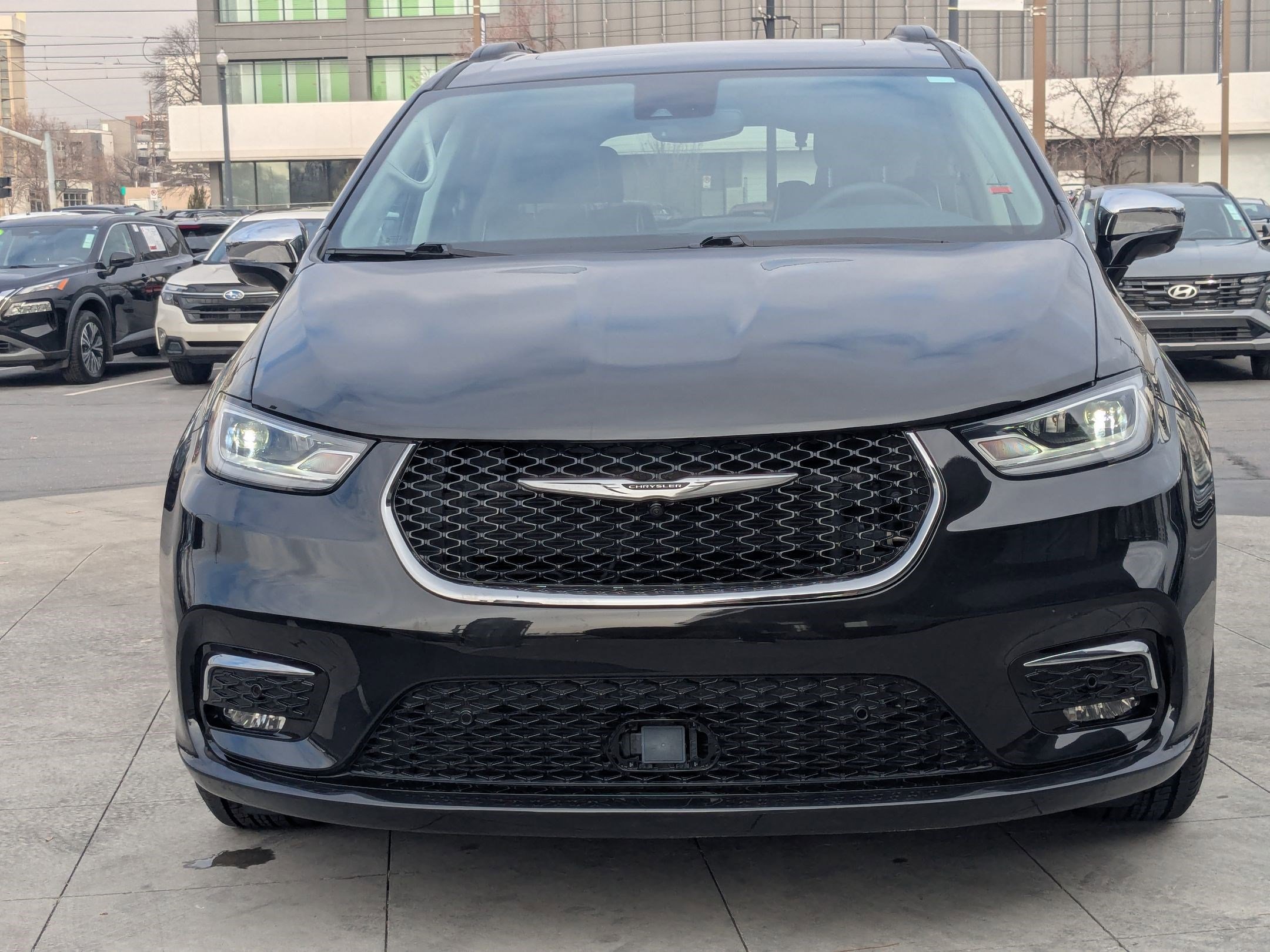 Used 2023 Chrysler Pacifica Limited w/ Uconnect Theater Family Group image 11