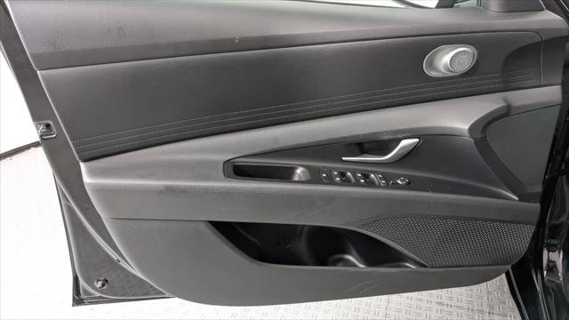 Used 2025 Hyundai Elantra SE FWD image 13