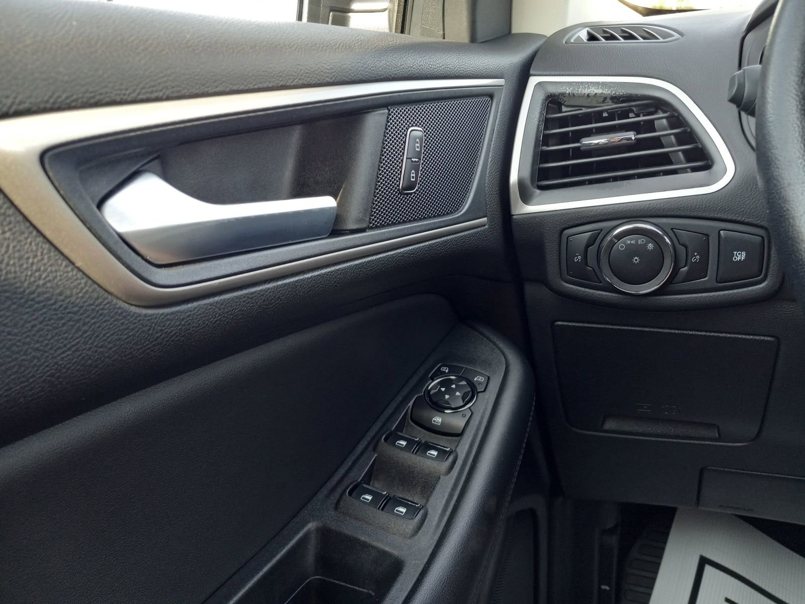 Used 2024 Ford Edge SEL image 25