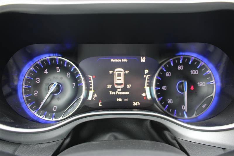 Used 2024 Chrysler Pacifica Touring image 18