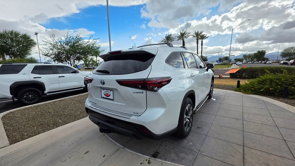 Certified 2024 Toyota Highlander XLE image 5