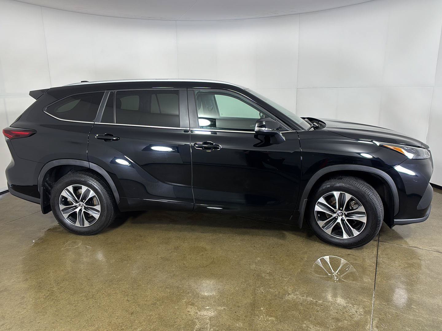 Used 2024 Toyota Highlander XLE AWD/4WD image 8