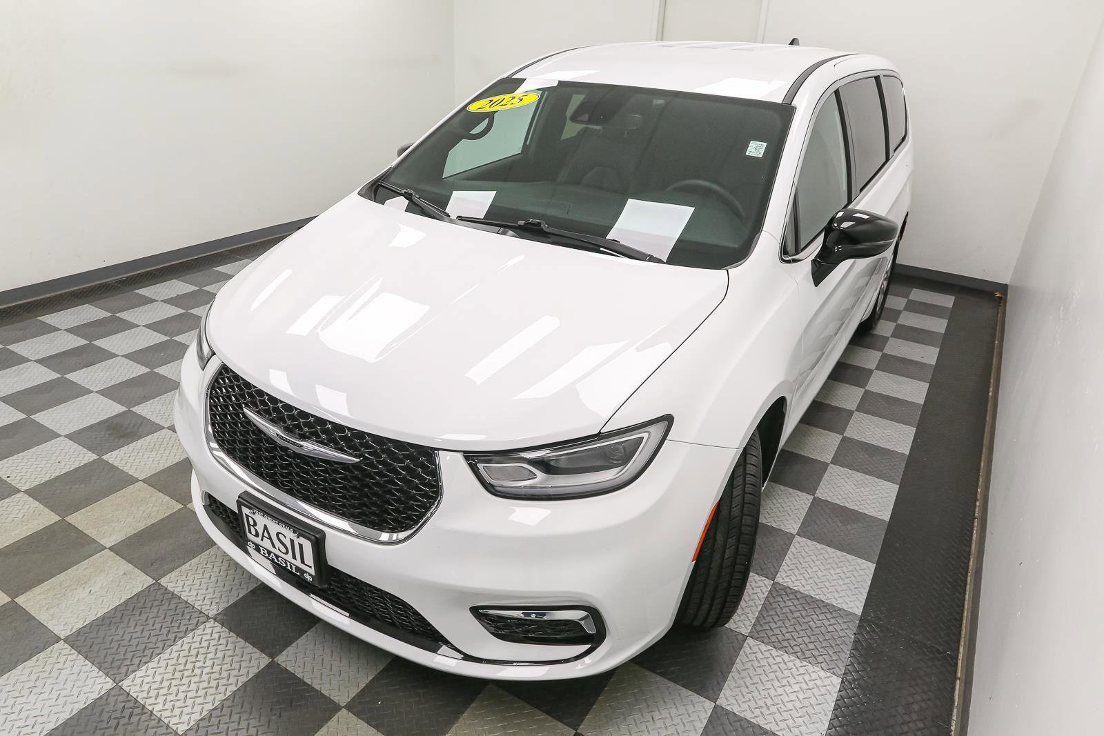 Used 2025 Chrysler Pacifica Select image 6