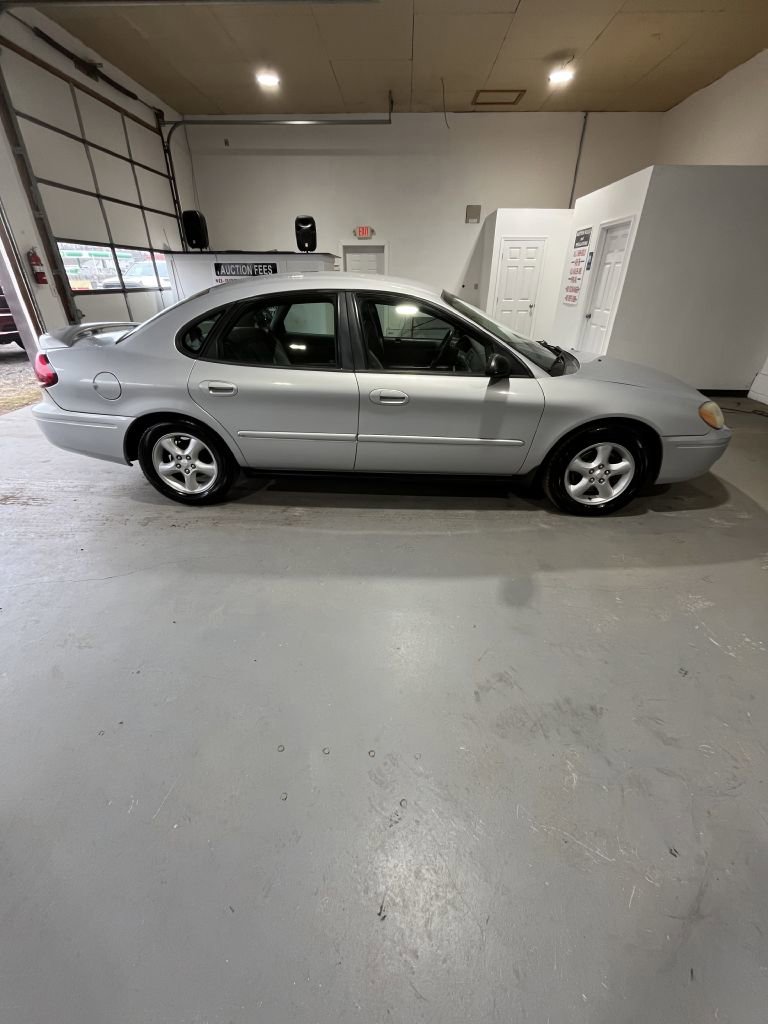 Used 2005 Ford Taurus SE image 2