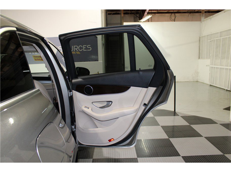 Used 2019 Mercedes-Benz GLC 350e 4MATIC image 17