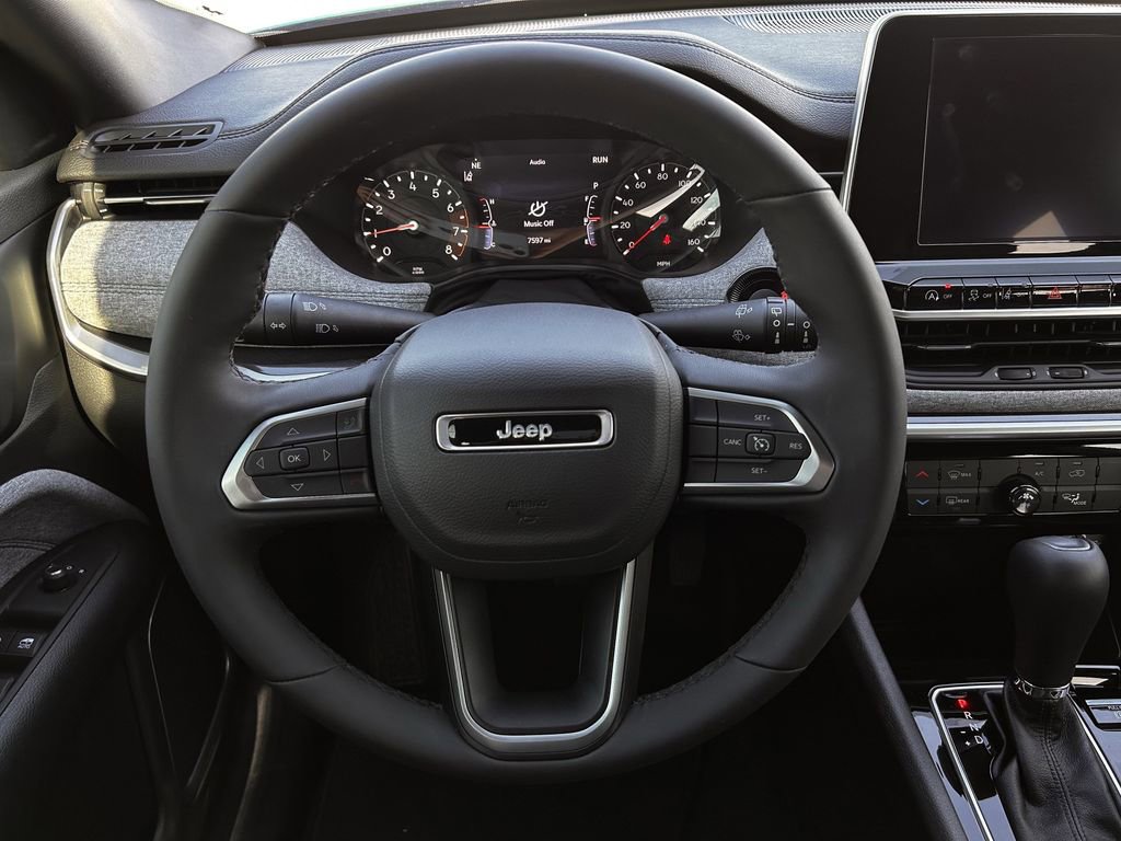 Used 2025 Jeep Compass Latitude AWD/4WD image 17