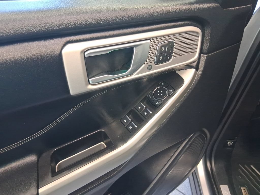 Used 2021 Ford Explorer Limited w/ Equipment Group 301A AWD/4WD image 8