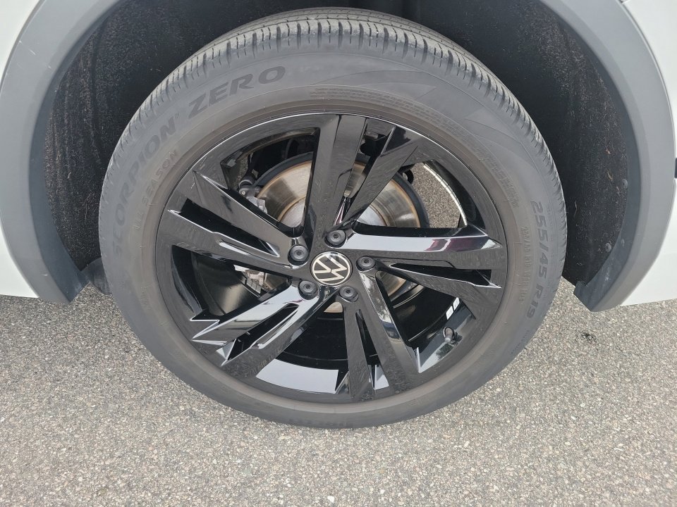 Certified 2023 Volkswagen Tiguan SE R-Line image 29