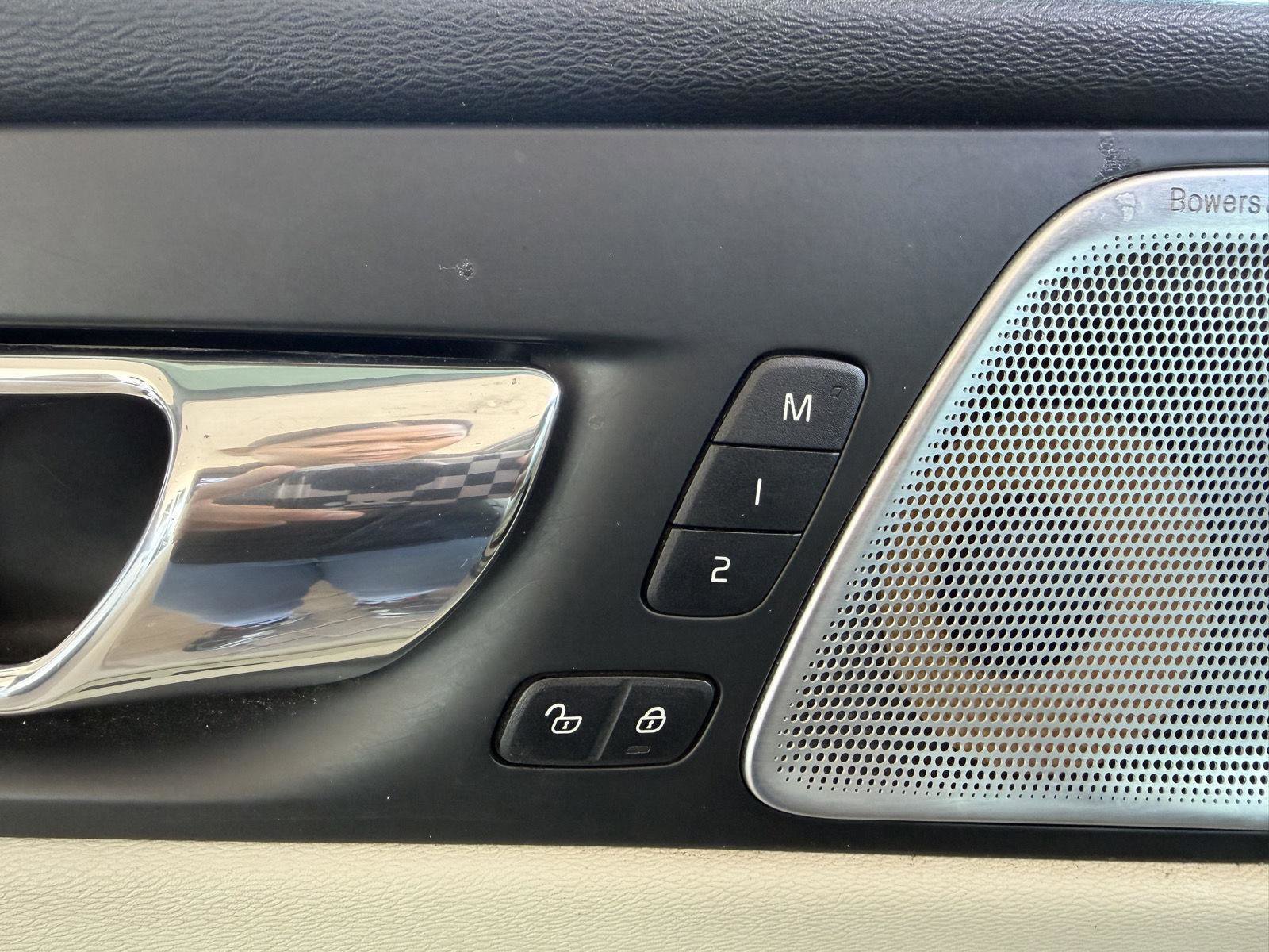 Used 2018 Volvo XC60 T6 Inscription w/ Luxury Seat Package image 22