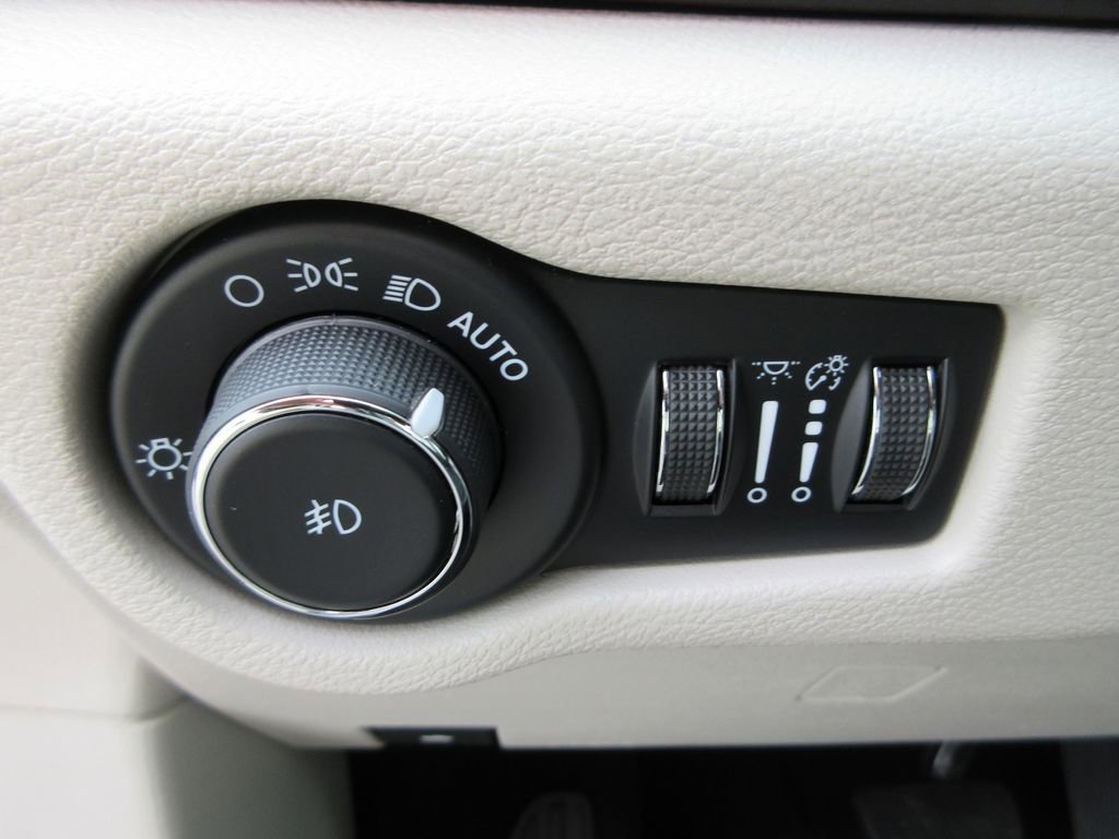 Used 2023 Chrysler Pacifica Touring-L image 22