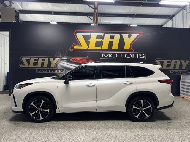 Used 2021 Toyota Highlander XSE AWD/4WD image 2