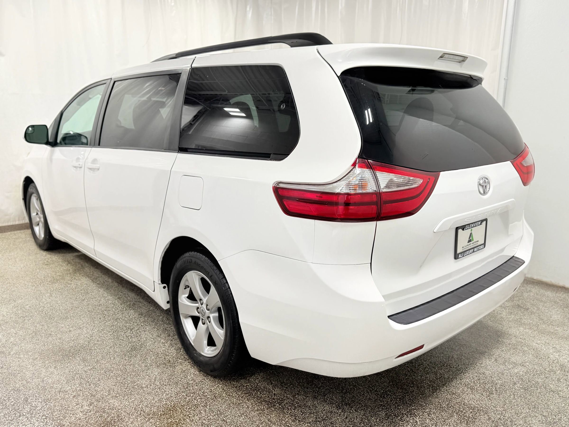 Used 2017 Toyota Sienna LE image 6