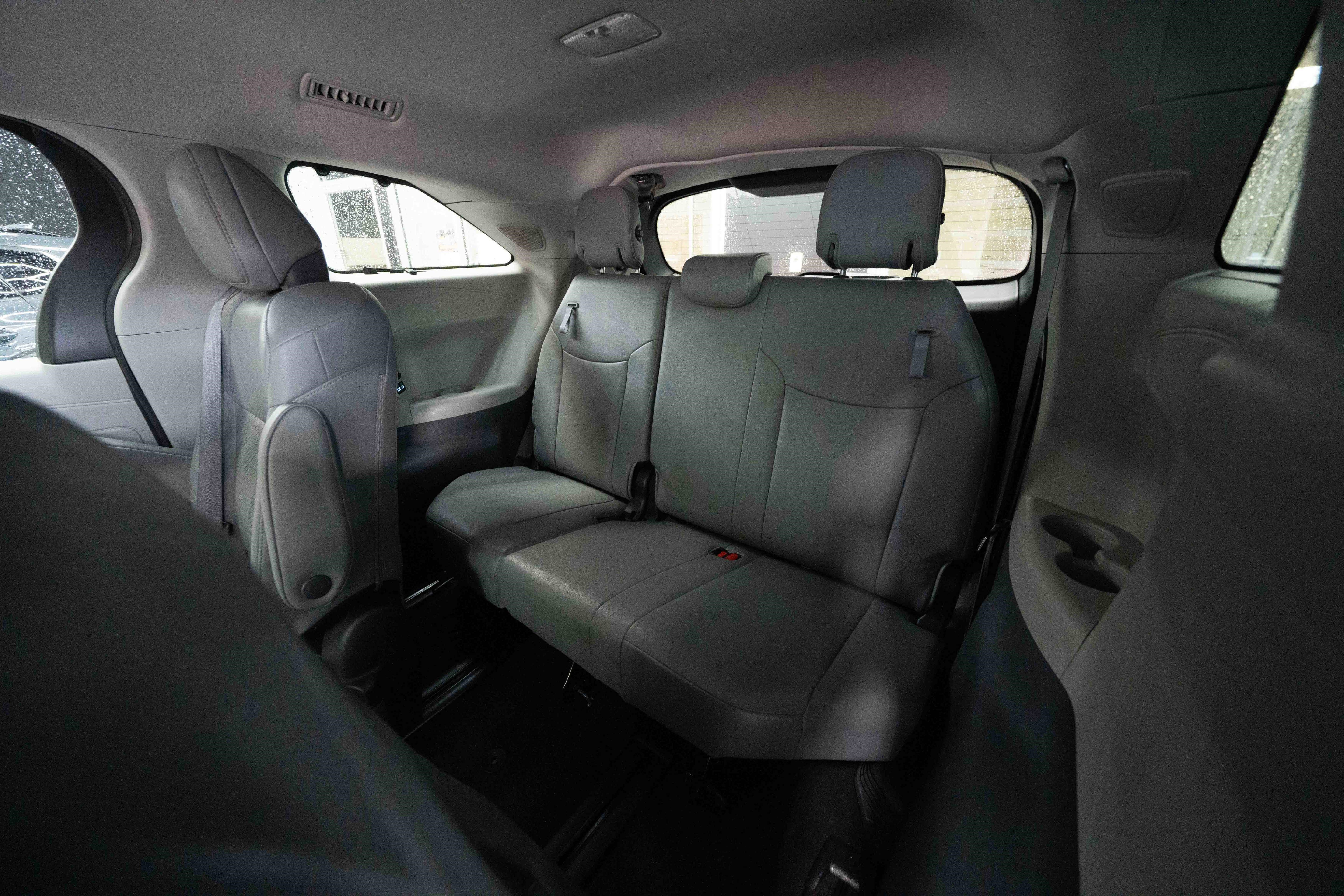 Used 2023 Toyota Sienna Limited image 25