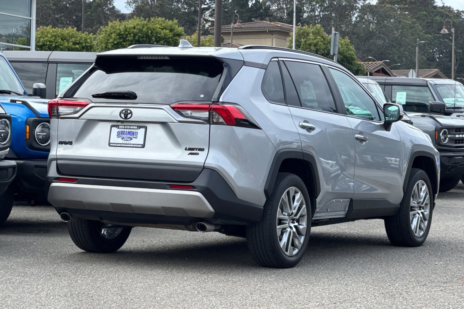 Used 2022 Toyota RAV4 Limited image 4