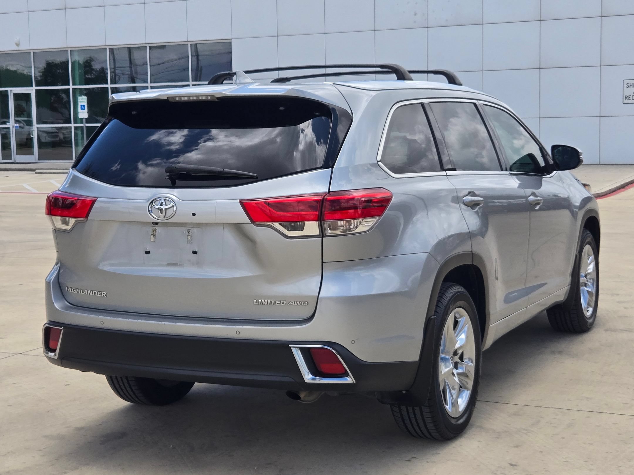 Used 2018 Toyota Highlander Limited w/ Carpet Mat Package (TMS) AWD/4WD image 7