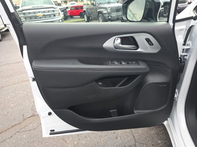 Used 2026 Chrysler Pacifica Premium image 12