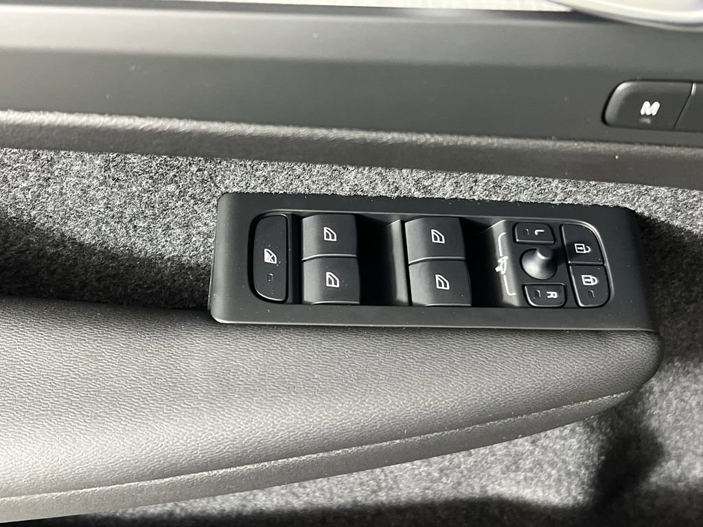 Certified 2025 Volvo XC40 B5 Plus w/ Protection Package Premier image 17