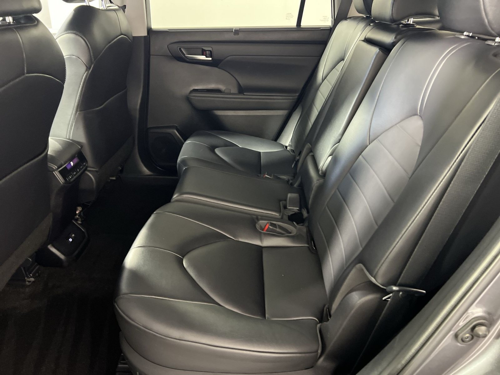 Used 2023 Toyota Highlander XLE AWD/4WD image 25