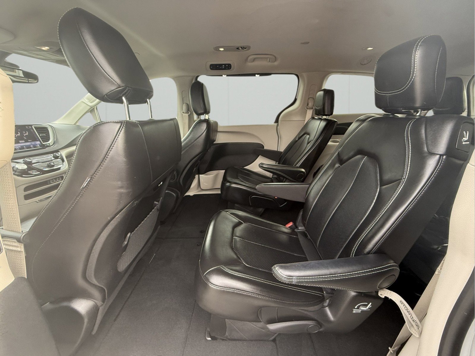 Used 2024 Chrysler Pacifica Touring-L image 27