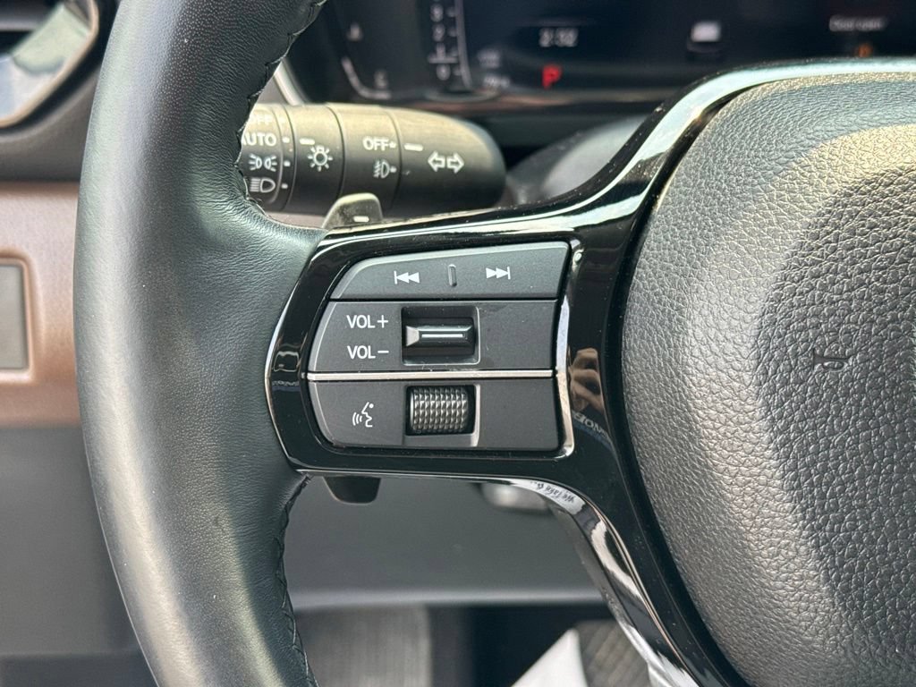 Used 2025 Honda Pilot Elite image 16