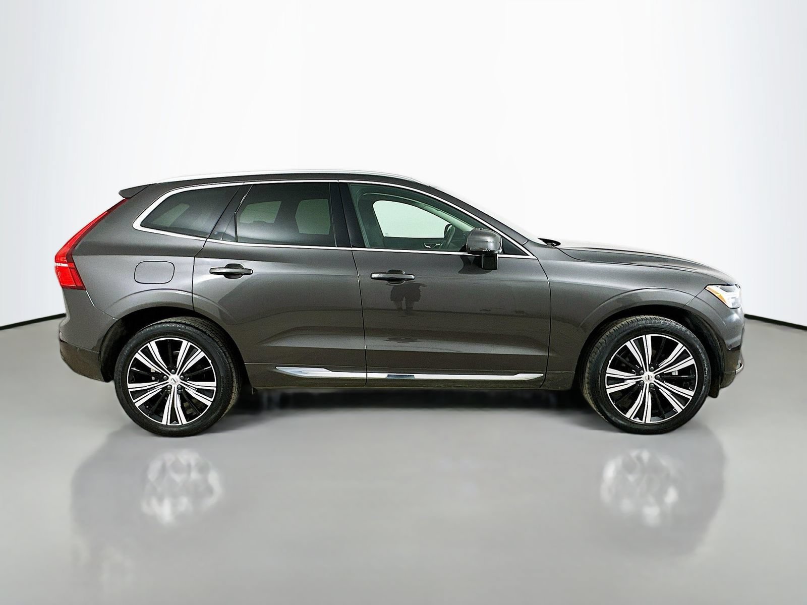 Used 2023 Volvo XC60 B5 Plus AWD/4WD image 4