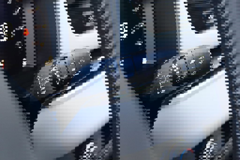 Used 2025 Mitsubishi Outlander SE image 14