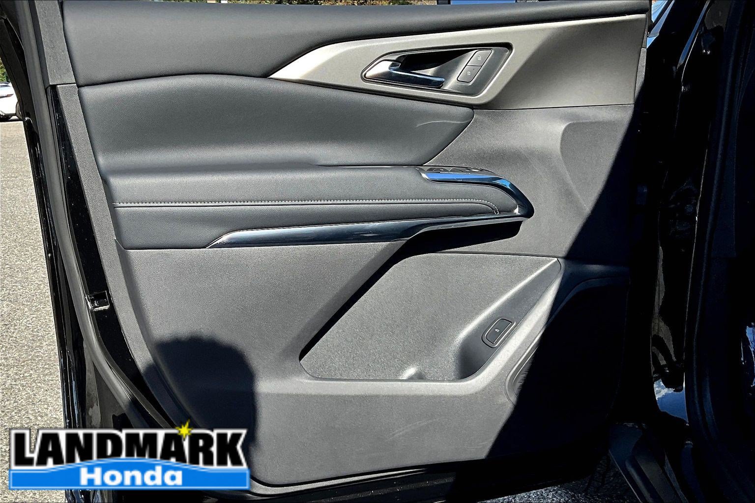 Used 2026 Chevrolet Traverse LT w/ Midnight/Sport Edition FWD image 17