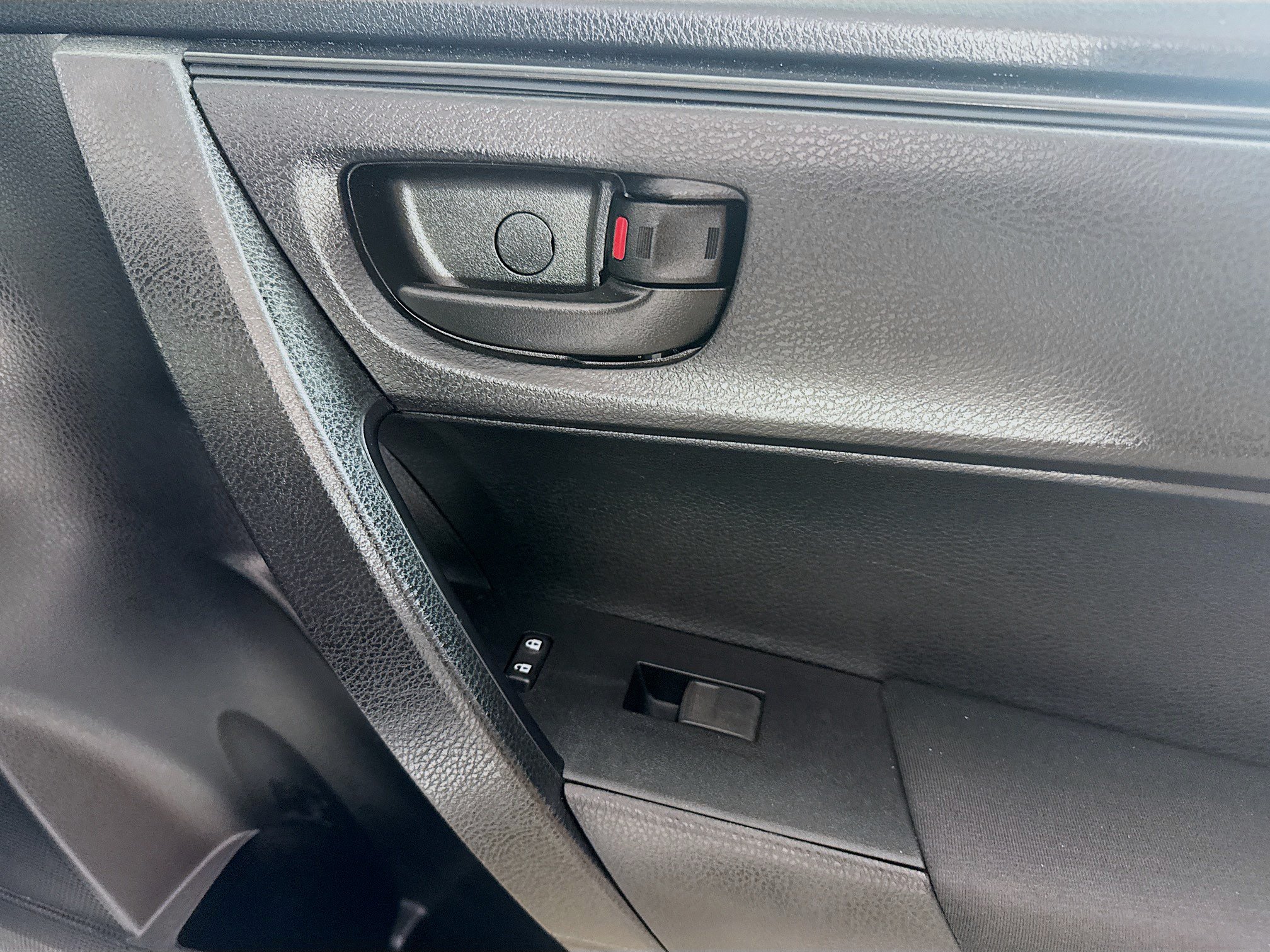 Used 2017 Toyota Corolla L w/ Carpet Mat Package (TMS) FWD image 30