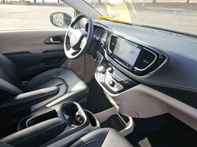 Used 2024 Chrysler Pacifica Select image 14