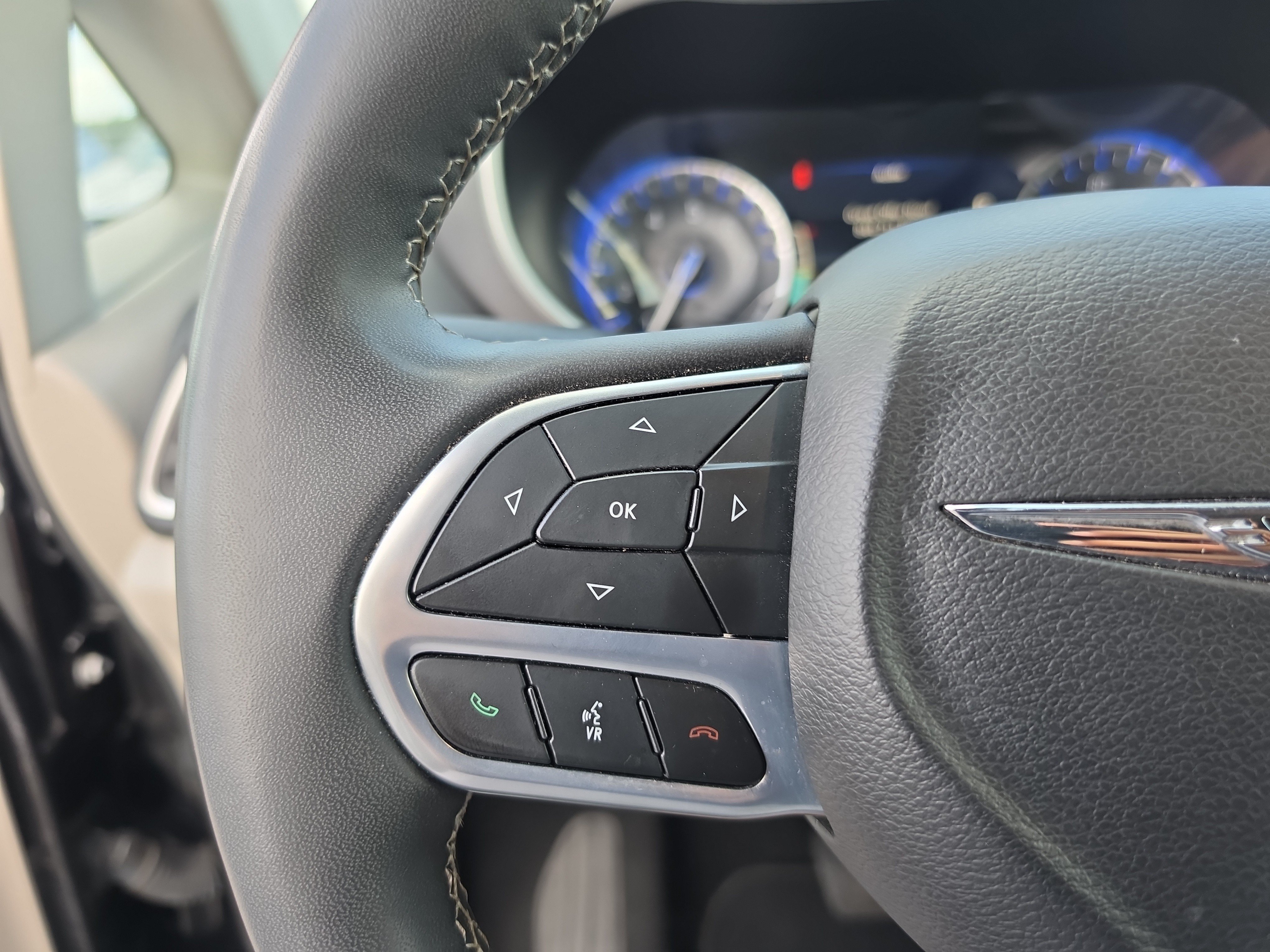 Used 2023 Chrysler Pacifica Touring-L FWD image 20