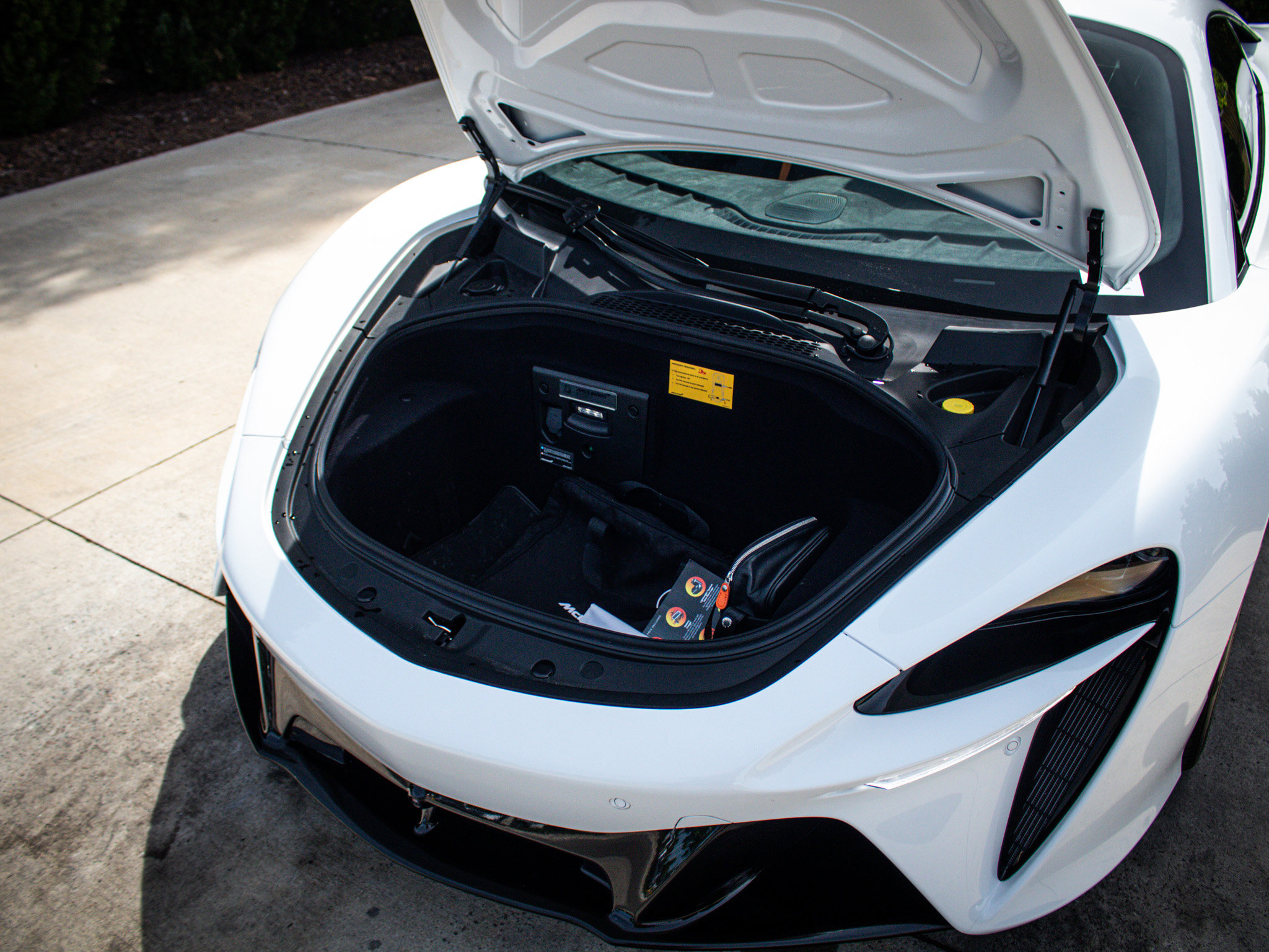 Used 2025 McLaren Artura RWD image 32