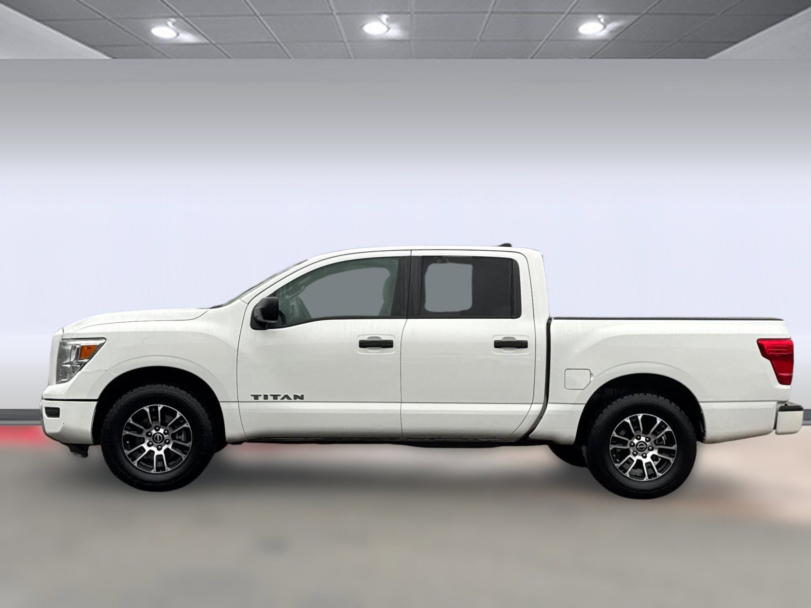 Used 2023 Nissan Titan SV image 2