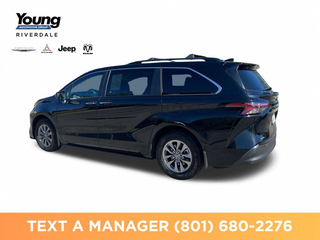 Used 2025 Toyota Sienna XLE w/ XLE Plus Package FWD image 3