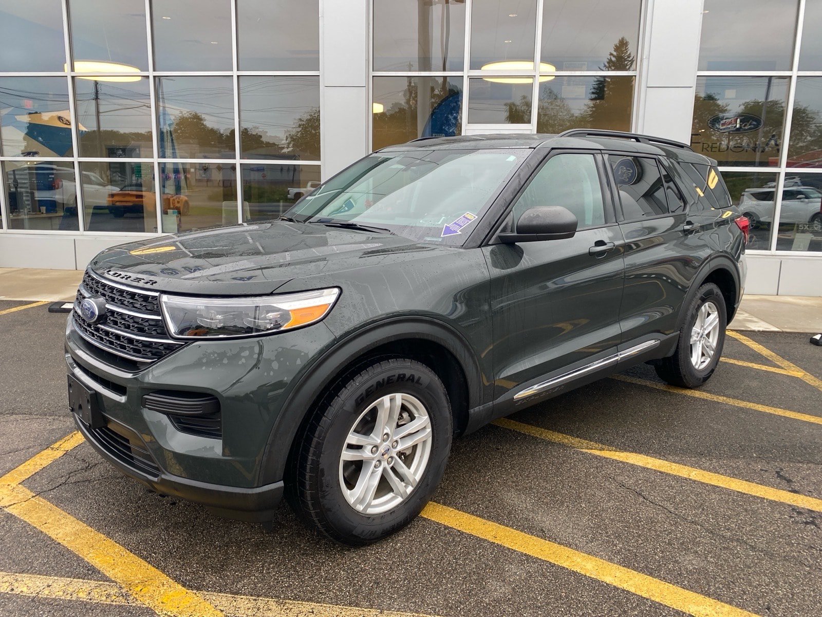 Used 2021 Ford Explorer XLT AWD/4WD image 1