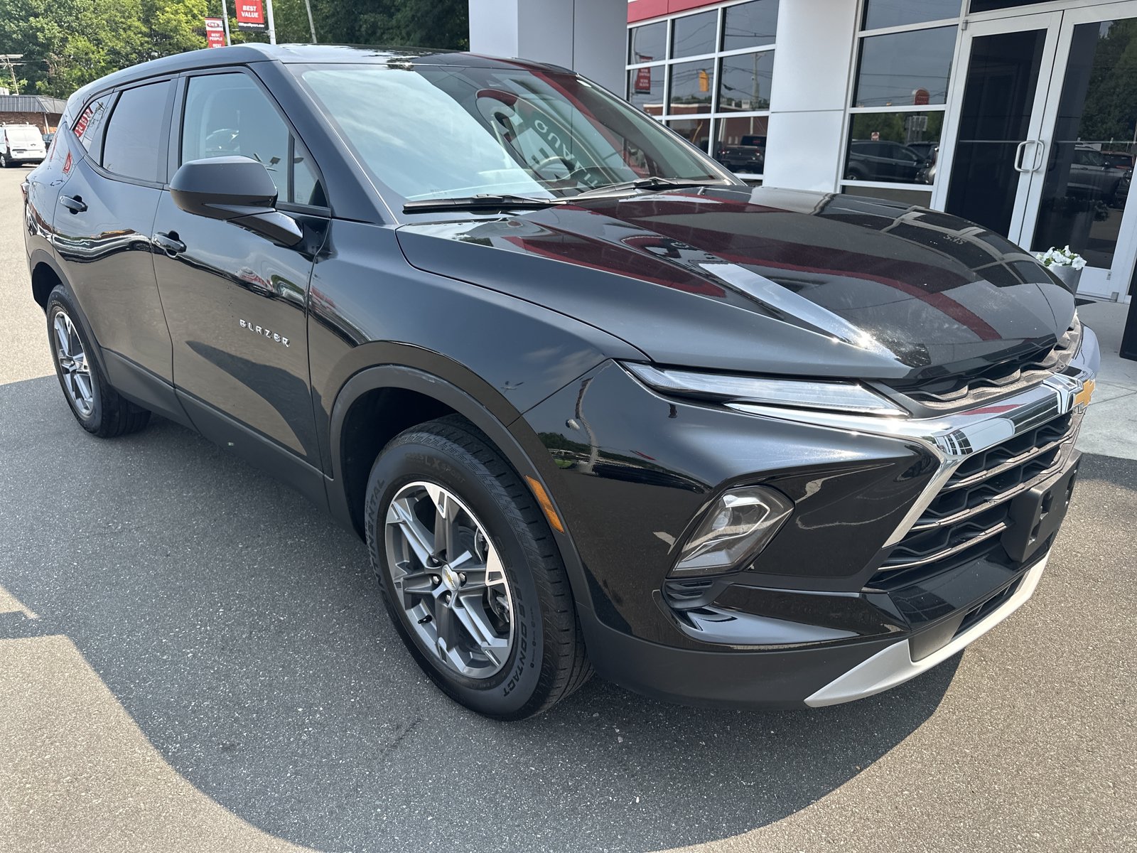 Used 2025 Chevrolet Blazer LT FWD image 2