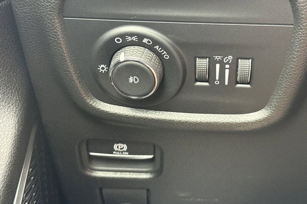 Used 2023 Jeep Grand Cherokee L Limited RWD image 35