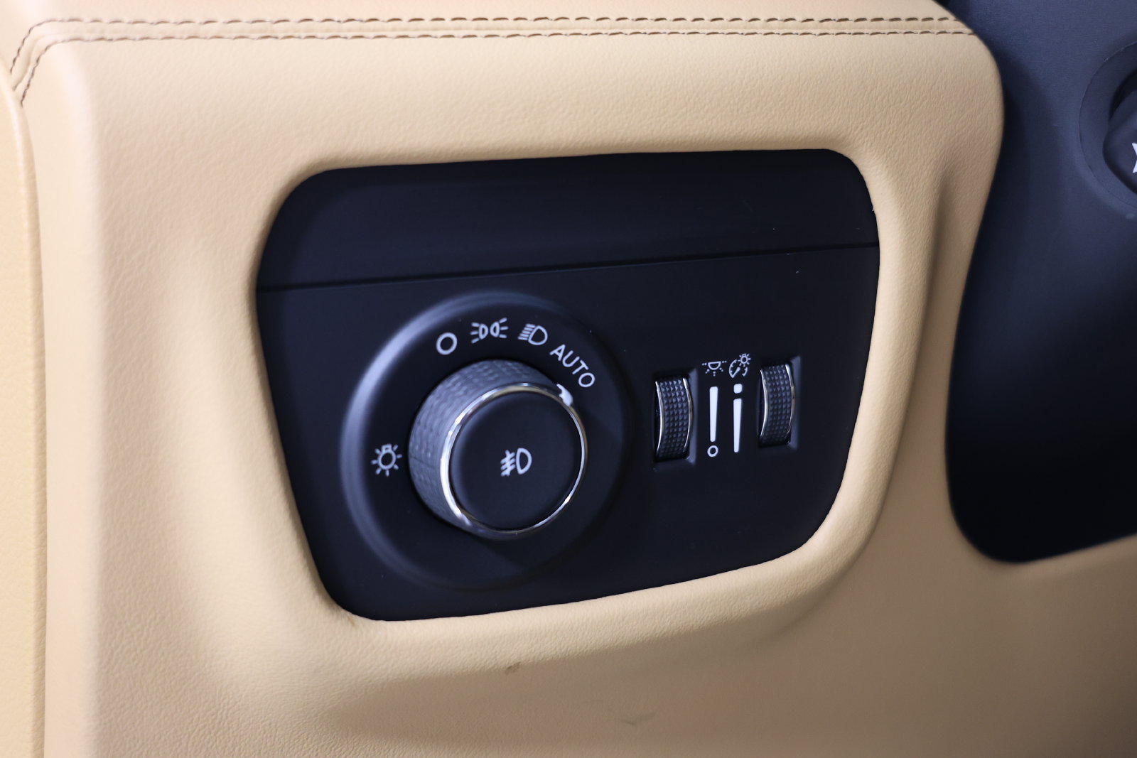 Used 2025 Jeep Grand Cherokee L Summit AWD/4WD image 27