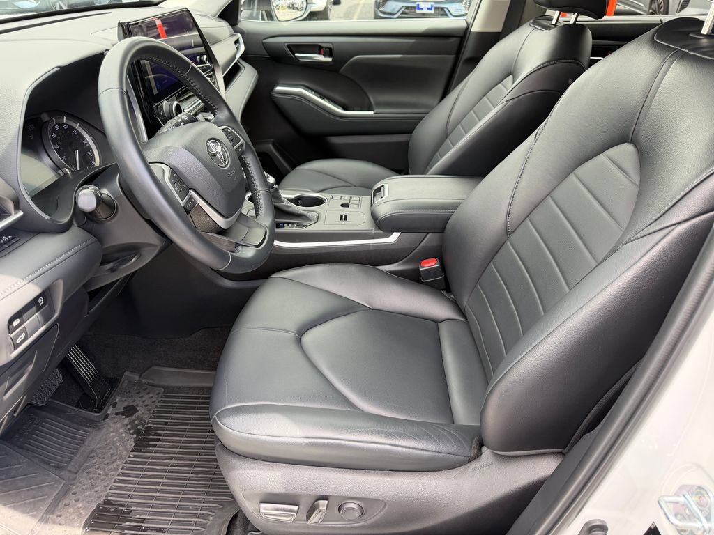 Used 2023 Toyota Highlander XLE FWD image 3