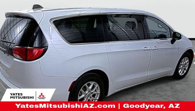 Used 2022 Chrysler Voyager LX image 3