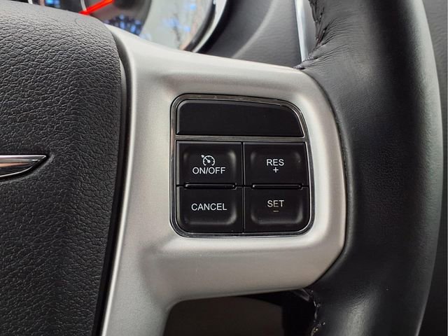 Used 2014 Chrysler Town & Country Touring image 11