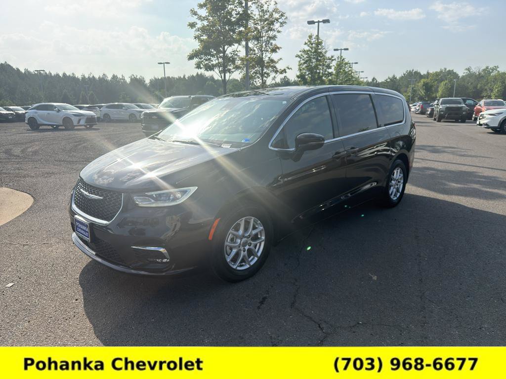 Used 2025 Chrysler Pacifica Select FWD image 3