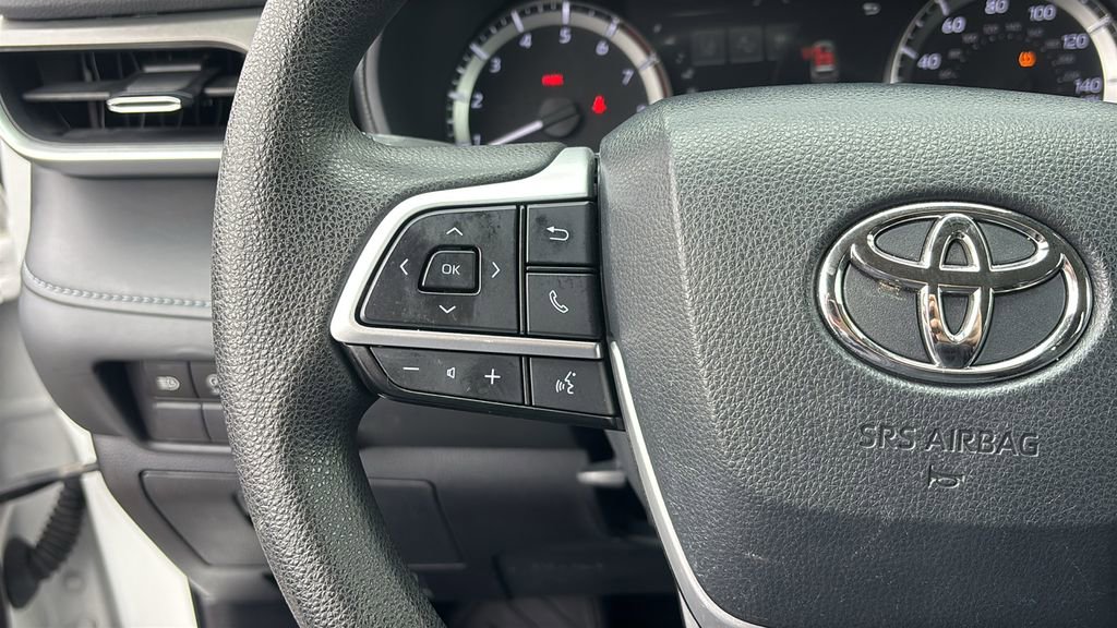 Used 2023 Toyota Highlander L image 17