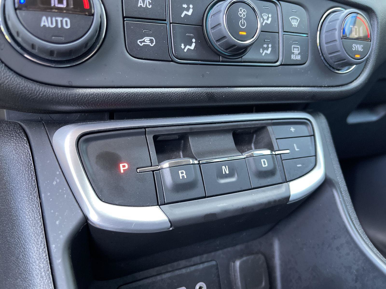 Used 2024 GMC Terrain SLE w/ Driver Convenience Package FWD image 27