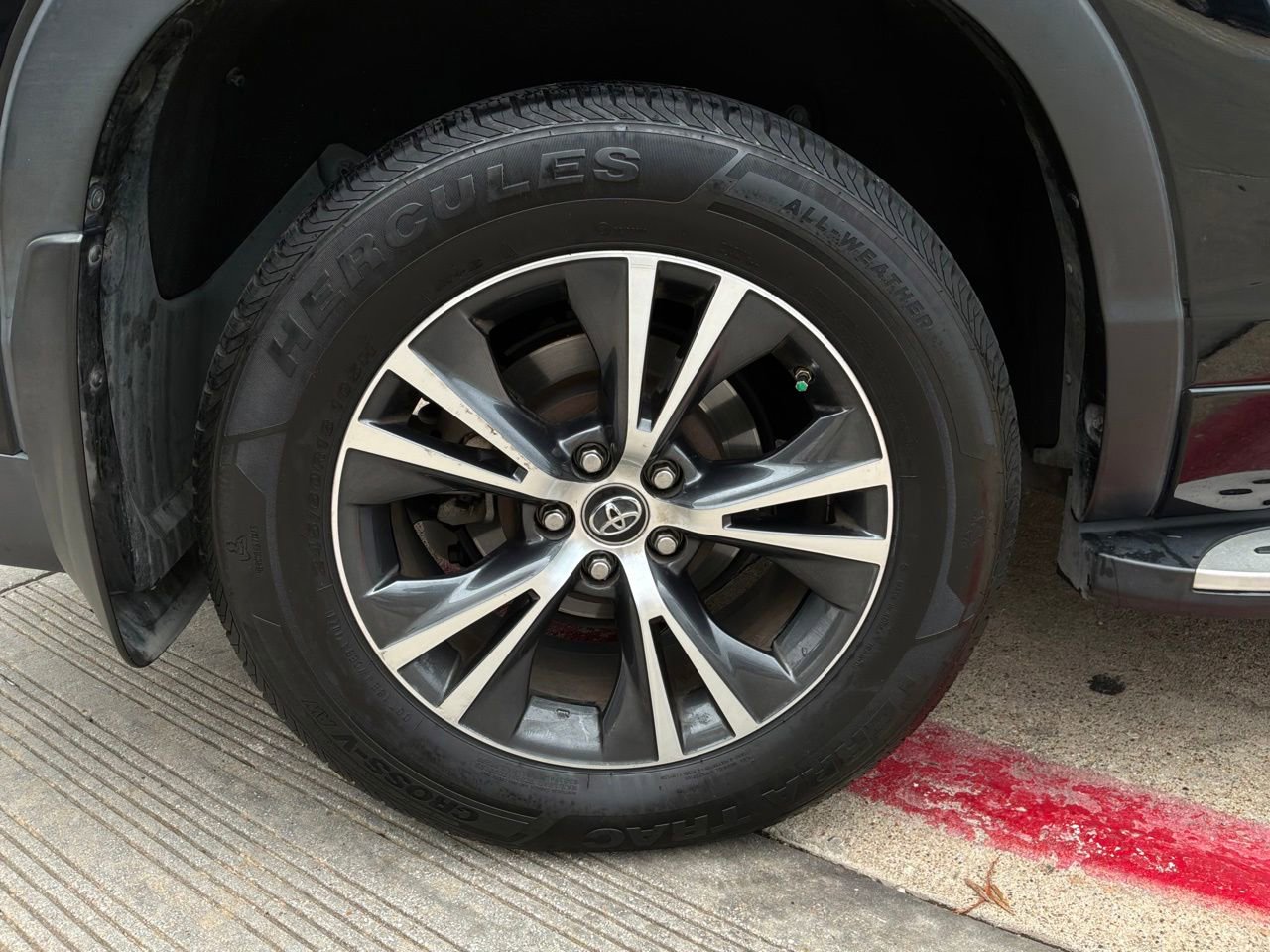 Used 2017 Toyota Highlander Plus FWD image 9