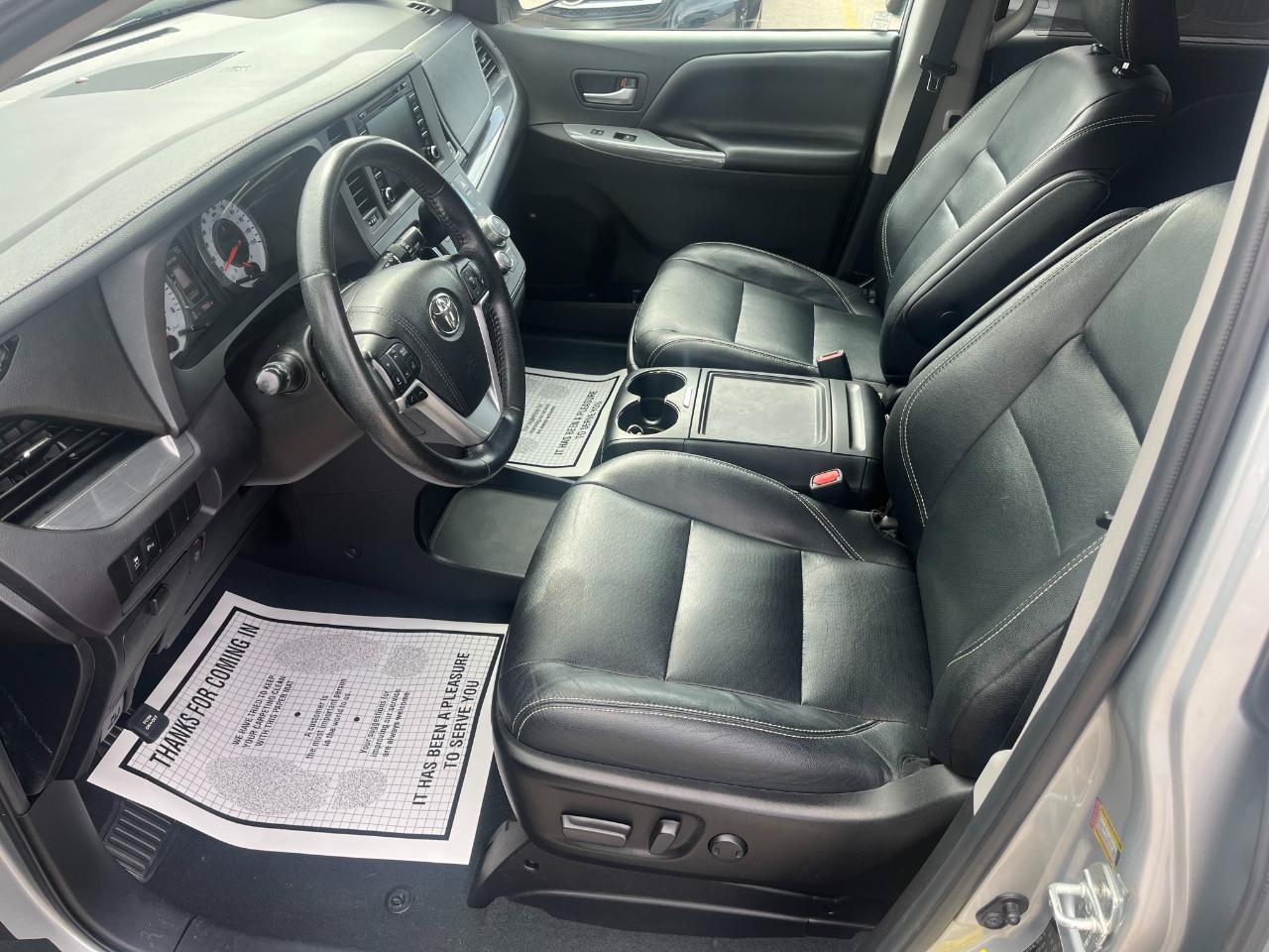 Used 2019 Toyota Sienna SE w/ SE Preferred Package FWD image 11