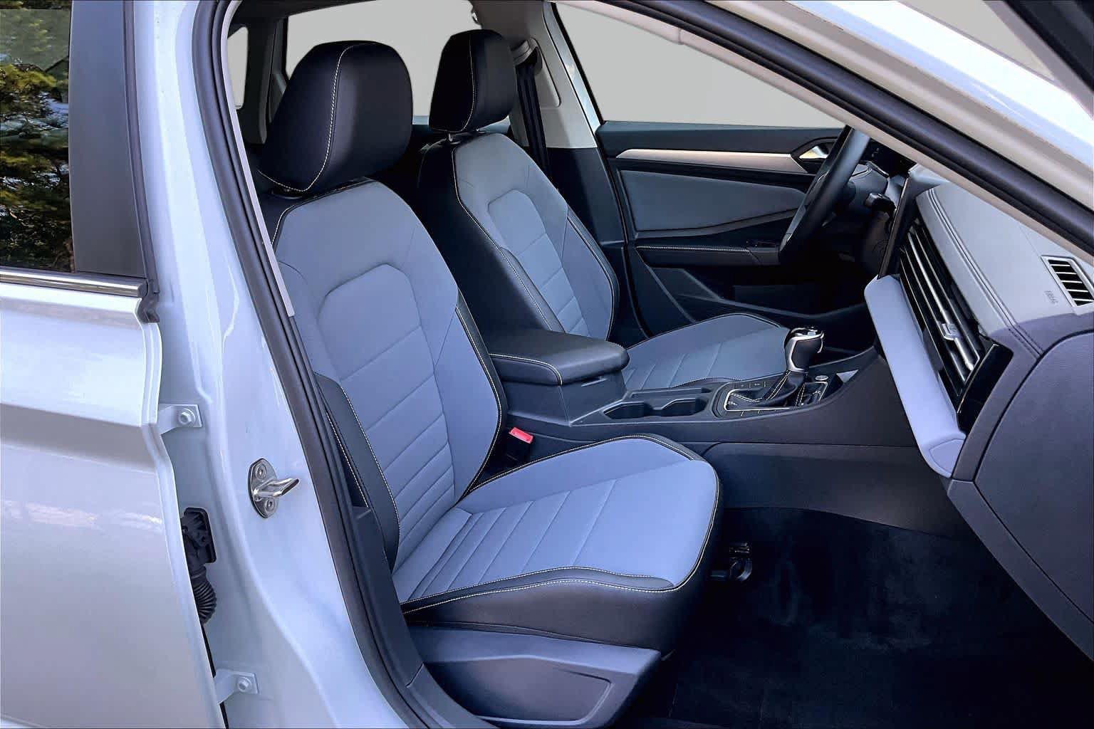 Used 2025 Volkswagen Jetta SE FWD image 8