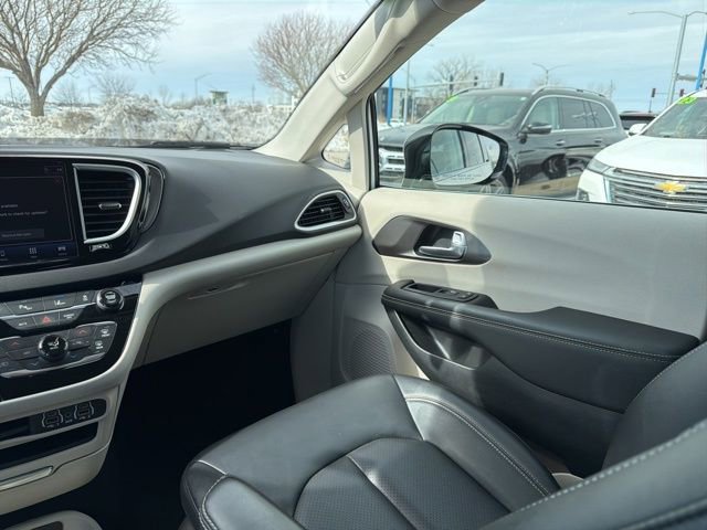 Used 2024 Chrysler Pacifica Touring-L image 25