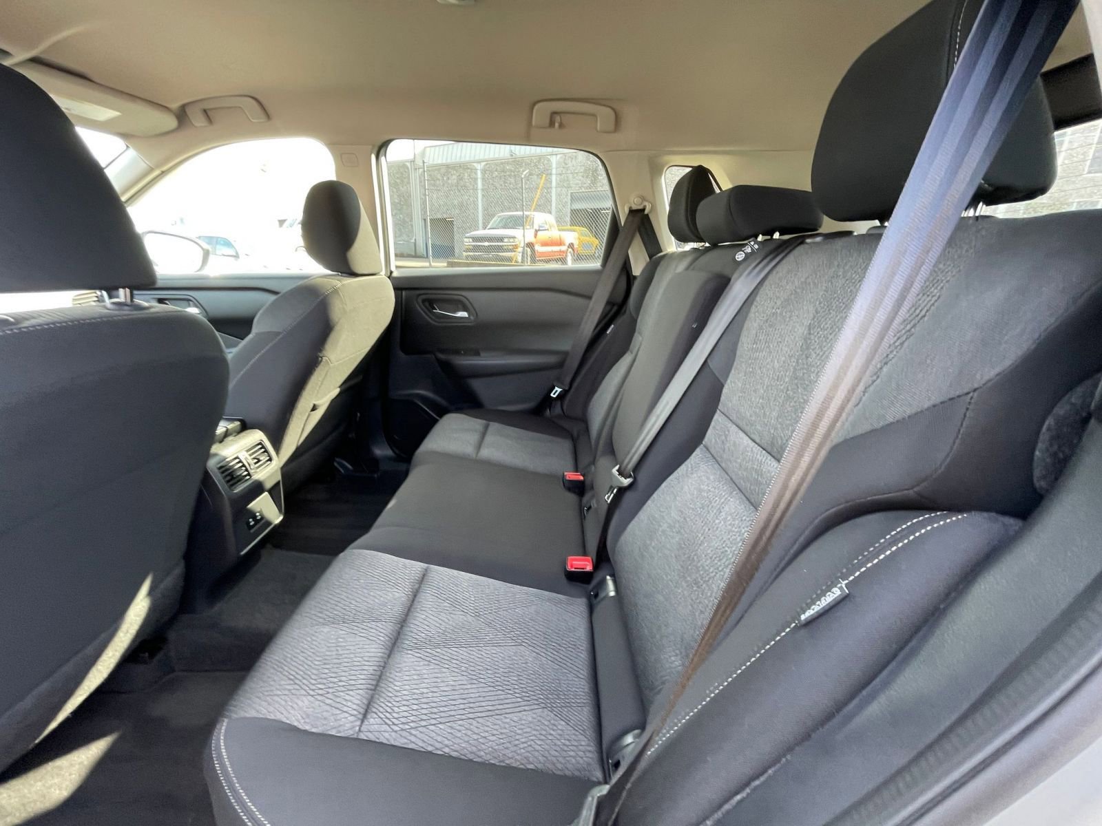 Used 2025 Nissan Rogue SV image 28