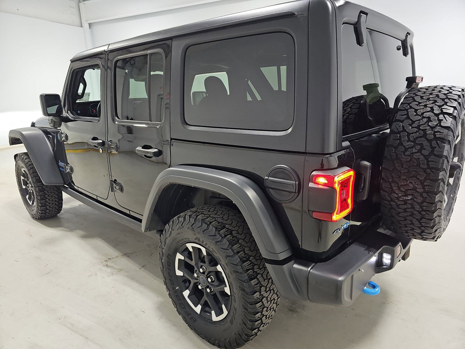 Used 2024 Jeep Wrangler Unlimited Rubicon 4xe w/ Technology Group AWD/4WD image 6